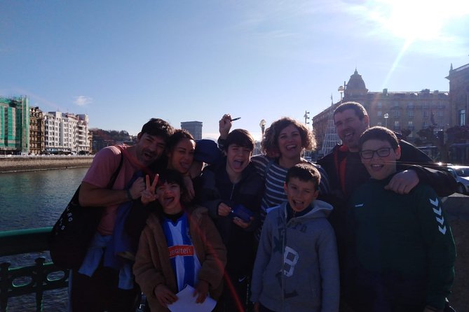 San Sebastián escape game, mystery of Santo Tomás and Santa Clara - Facilitators matter: Maddi, Saioa, and Iratxe on the ground