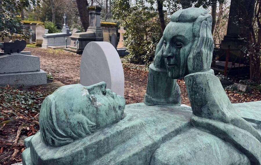 Who Killed Victor ? Escape Game at Père Lachaise Cemetery - How the 2-Hour Game Flows From First Clue to Final Answer