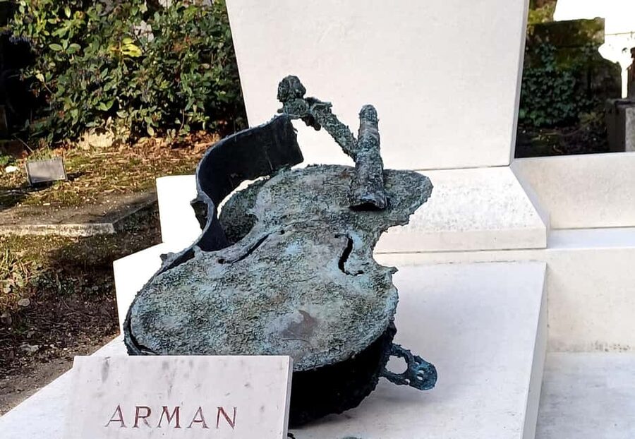 Who Killed Victor ? Escape Game at Père Lachaise Cemetery - The Guides Matter: Kara, Max, and Prince Bring the Tone